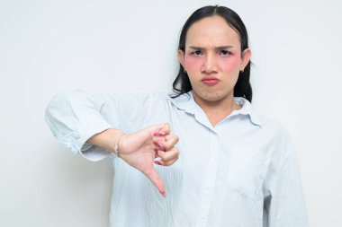 Makyajlı ve uzun saçlı Taylandlı genç bir transseksüelin stüdyo portresi. Cinsiyet ifadesi kavramı, LGBTQ gururu ve özgün güzellik ve çeşitliliği gösteren kapsayıcılık.