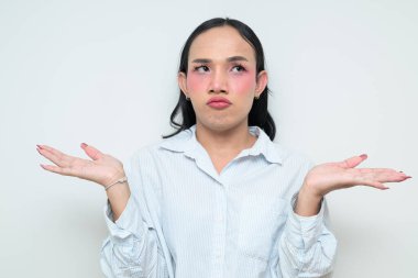 Makyajlı ve uzun saçlı Taylandlı genç bir transseksüelin stüdyo portresi. Cinsiyet ifadesi kavramı, LGBTQ gururu ve özgün güzellik ve çeşitliliği gösteren kapsayıcılık.