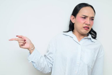 Makyajlı ve uzun saçlı Taylandlı genç bir transseksüelin stüdyo portresi. Cinsiyet ifadesi kavramı, LGBTQ gururu ve özgün güzellik ve çeşitliliği gösteren kapsayıcılık.