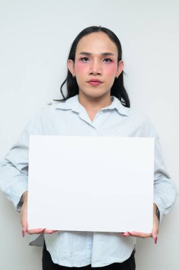 Makyajlı ve uzun saçlı Taylandlı genç bir transseksüelin stüdyo portresi. Cinsiyet ifadesi kavramı, LGBTQ gururu ve özgün güzellik ve çeşitliliği gösteren kapsayıcılık.