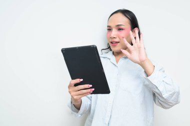 Makyajlı ve uzun saçlı Taylandlı genç bir transseksüelin stüdyo portresi. Cinsiyet ifadesi kavramı, LGBTQ gururu ve özgün güzellik ve çeşitliliği gösteren kapsayıcılık.