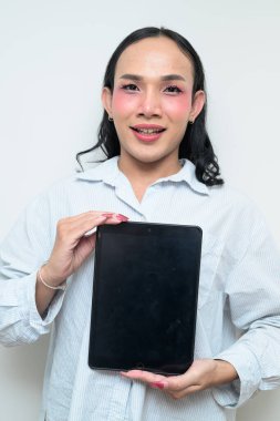 Makyajlı ve uzun saçlı Taylandlı genç bir transseksüelin stüdyo portresi. Cinsiyet ifadesi kavramı, LGBTQ gururu ve özgün güzellik ve çeşitliliği gösteren kapsayıcılık.