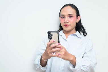 Makyajlı ve uzun saçlı Taylandlı genç bir transseksüelin stüdyo portresi. Cinsiyet ifadesi kavramı, LGBTQ gururu ve özgün güzellik ve çeşitliliği gösteren kapsayıcılık.