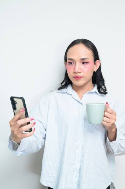 Makyajlı ve uzun saçlı Taylandlı genç bir transseksüelin stüdyo portresi. Cinsiyet ifadesi kavramı, LGBTQ gururu ve özgün güzellik ve çeşitliliği gösteren kapsayıcılık.