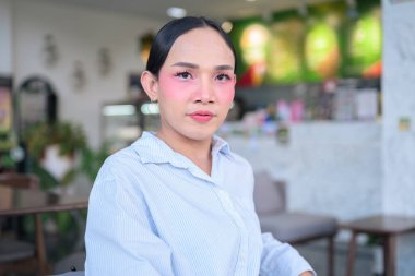 Makyajlı ve uzun saçlı Taylandlı genç bir transseksüelin portresi. Cinsiyet ifadesi kavramı, LGBTQ gururu ve özgün güzellik ve çeşitliliği gösteren kapsayıcılık.