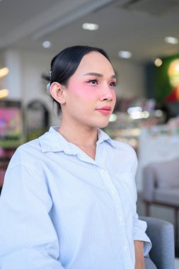 Makyajlı ve uzun saçlı Taylandlı genç bir transseksüelin portresi. Cinsiyet ifadesi kavramı, LGBTQ gururu ve özgün güzellik ve çeşitliliği gösteren kapsayıcılık.