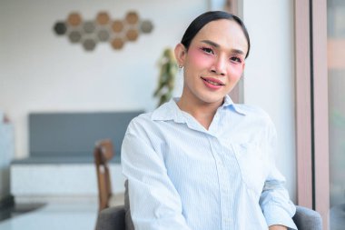 Makyajlı ve uzun saçlı Taylandlı genç bir transseksüelin portresi. Cinsiyet ifadesi kavramı, LGBTQ gururu ve özgün güzellik ve çeşitliliği gösteren kapsayıcılık.