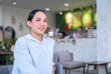 Makyajlı ve uzun saçlı Taylandlı genç bir transseksüelin portresi. Cinsiyet ifadesi kavramı, LGBTQ gururu ve özgün güzellik ve çeşitliliği gösteren kapsayıcılık.