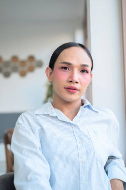 Makyajlı ve uzun saçlı Taylandlı genç bir transseksüelin portresi. Cinsiyet ifadesi kavramı, LGBTQ gururu ve özgün güzellik ve çeşitliliği gösteren kapsayıcılık.