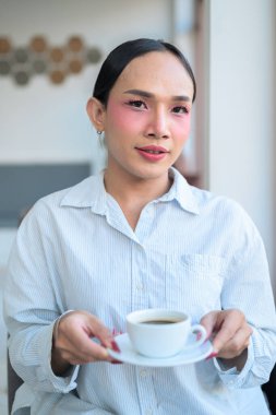 Makyajlı ve uzun saçlı Taylandlı genç bir transseksüelin portresi. Cinsiyet ifadesi kavramı, LGBTQ gururu ve özgün güzellik ve çeşitliliği gösteren kapsayıcılık.
