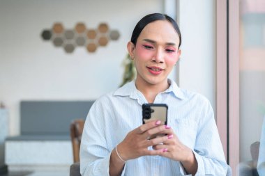 Makyajlı ve uzun saçlı Taylandlı genç bir transseksüelin portresi. Cinsiyet ifadesi kavramı, LGBTQ gururu ve özgün güzellik ve çeşitliliği gösteren kapsayıcılık.