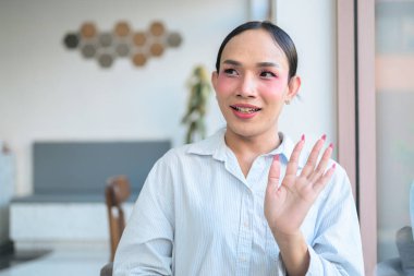 Makyajlı ve uzun saçlı Taylandlı genç bir transseksüelin portresi. Cinsiyet ifadesi kavramı, LGBTQ gururu ve özgün güzellik ve çeşitliliği gösteren kapsayıcılık.