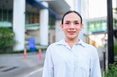 Makyajlı ve uzun saçlı Taylandlı genç bir transseksüelin portresi. Cinsiyet ifadesi kavramı, LGBTQ gururu ve özgün güzellik ve çeşitliliği gösteren kapsayıcılık.