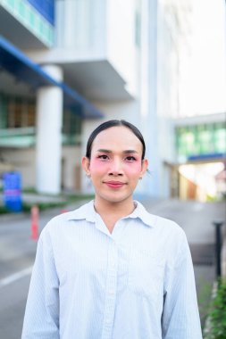 Makyajlı ve uzun saçlı Taylandlı genç bir transseksüelin portresi. Cinsiyet ifadesi kavramı, LGBTQ gururu ve özgün güzellik ve çeşitliliği gösteren kapsayıcılık.