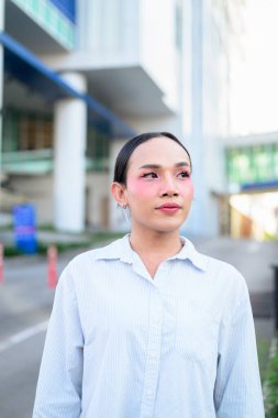 Makyajlı ve uzun saçlı Taylandlı genç bir transseksüelin portresi. Cinsiyet ifadesi kavramı, LGBTQ gururu ve özgün güzellik ve çeşitliliği gösteren kapsayıcılık.