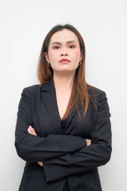 Beyaz arka planda siyah ceket giyen Asyalı bir iş kadınının stüdyo portresi. Profesyonel ve kendinden emin görünüm şirket, ofis, kariyer ve işyeri temaları için uygundur.