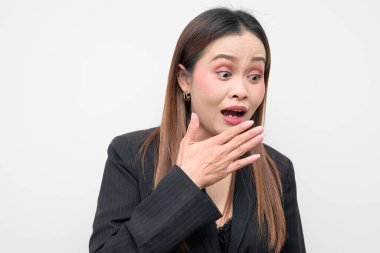 Beyaz arka planda siyah ceket giyen Asyalı bir iş kadınının stüdyo portresi. Profesyonel ve kendinden emin görünüm şirket, ofis, kariyer ve işyeri temaları için uygundur.