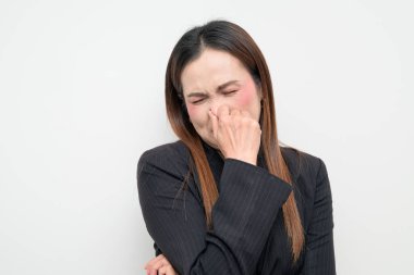 Beyaz arka planda siyah ceket giyen Asyalı bir iş kadınının stüdyo portresi. Profesyonel ve kendinden emin görünüm şirket, ofis, kariyer ve işyeri temaları için uygundur.