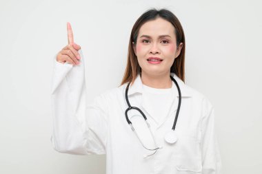 Beyaz önlük ve steteskop giyen Asyalı bir sağlık uzmanının stüdyo portresi. Tıbbi, hastane, klinik ve sağlık konularına uygun kavram.