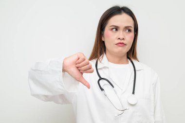 Beyaz önlük ve stetoskop giyen Asyalı bir sağlık uzmanının stüdyo portresi. Tıbbi, hastane, klinik ve sağlık konularına uygun kavram.