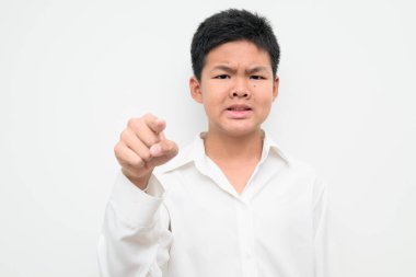 Asyalı bir gencin stüdyo portresi beyaz arka planda düğmeli gömlekle dikiliyor. Gençlik, eğitim, aile ve yaşam tarzı temaları için basit görünüm.