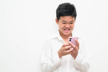 Asyalı bir gencin stüdyo portresi beyaz arka planda düğmeli gömlekle dikiliyor. Gençlik, eğitim, aile ve yaşam tarzı temaları için basit görünüm.