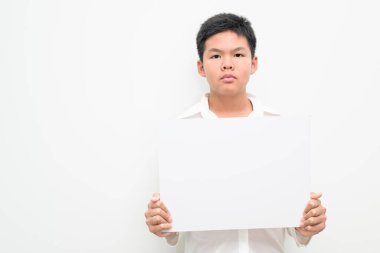 Asyalı bir gencin stüdyo portresi beyaz arka planda düğmeli gömlekle dikiliyor. Gençlik, eğitim, aile ve yaşam tarzı temaları için basit görünüm.