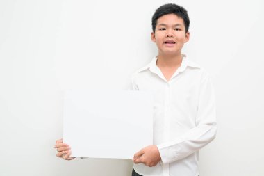 Asyalı bir gencin stüdyo portresi beyaz arka planda düğmeli gömlekle dikiliyor. Gençlik, eğitim, aile ve yaşam tarzı temaları için basit görünüm.