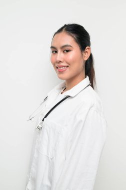 Steteskoplu, beyaz sağlık görevlisi bir kadının portresi temiz bir stüdyo geçmişine karşı duruyor. Tıbbi, hastane ve klinik temalar için elverişli.