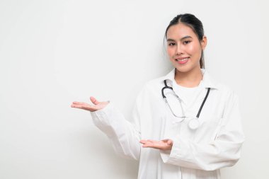 Steteskoplu, beyaz sağlık görevlisi bir kadının portresi temiz bir stüdyo geçmişine karşı duruyor. Tıbbi, hastane ve klinik temalar için elverişli.