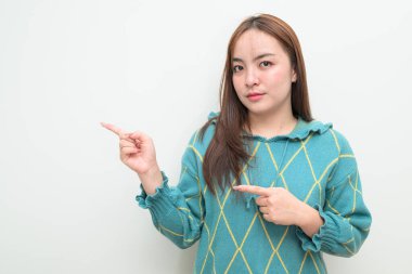 Beyaz arka planda genç bir Asyalı kadının stüdyo portresi