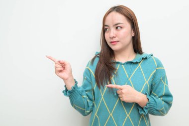 Beyaz arka planda genç bir Asyalı kadının stüdyo portresi