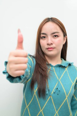 Beyaz arka planda genç bir Asyalı kadının stüdyo portresi