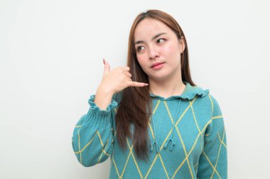 Beyaz arka planda genç bir Asyalı kadının stüdyo portresi