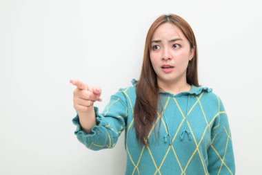 Gülümseyerek işaret eden mutlu bireyler, beyaz arka plandaki dikkat hareketlerini yönlendiriyor.