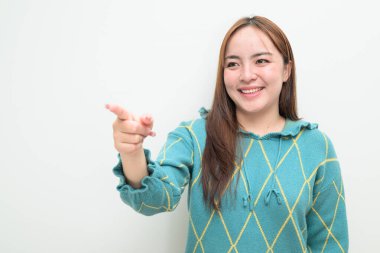 Gülümseyerek işaret eden mutlu bireyler, beyaz arka plandaki dikkat hareketlerini yönlendiriyor.