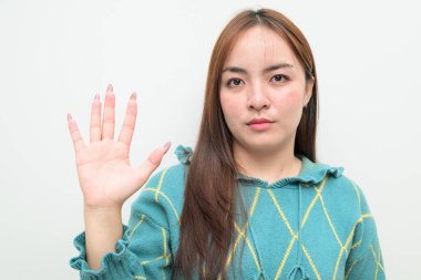 Beyaz arka planda genç bir Asyalı kadının stüdyo portresi