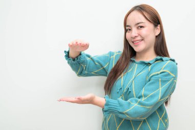 Beyaz arka planda genç bir Asyalı kadının stüdyo portresi