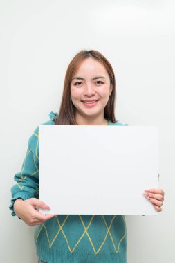 Beyaz arka planda genç bir Asyalı kadının stüdyo portresi