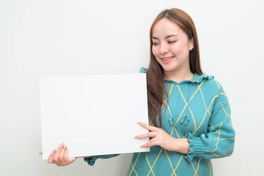 Beyaz arka planda genç bir Asyalı kadının stüdyo portresi