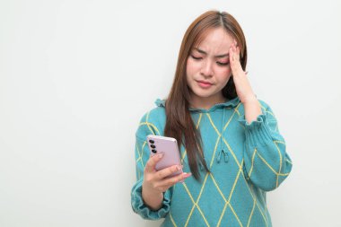 Genç Asyalı bir kadının cep telefonuyla beyaz arkaplan üzerindeki stüdyo portresi