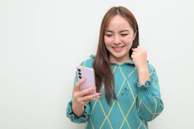 Genç Asyalı bir kadının cep telefonuyla beyaz arkaplan üzerindeki stüdyo portresi