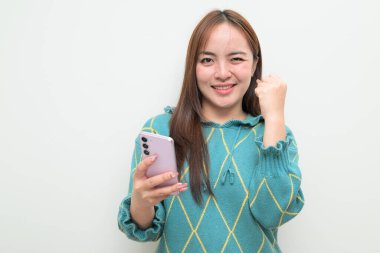 Genç Asyalı bir kadının cep telefonuyla beyaz arkaplan üzerindeki stüdyo portresi