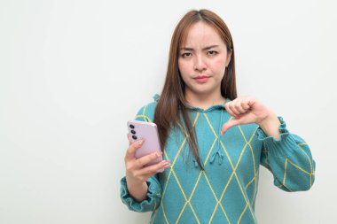 Genç Asyalı bir kadının cep telefonuyla beyaz arkaplan üzerindeki stüdyo portresi