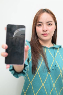 Beyaz arka planda genç bir Asyalı kadının stüdyo portresi