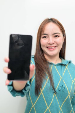 Beyaz arka planda genç bir Asyalı kadının stüdyo portresi