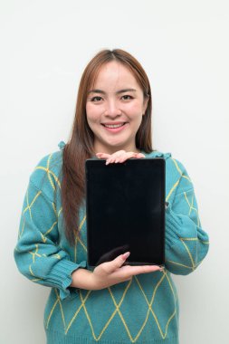 Tablet bilgisayar kullanan Asyalı genç bir kadının beyaz arkaplan üzerindeki stüdyo portresi