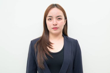 Beyaz arka planda genç bir Asyalı iş kadınının stüdyo portresi