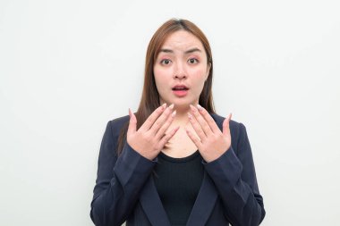 Beyaz arka planda genç bir Asyalı iş kadınının stüdyo portresi