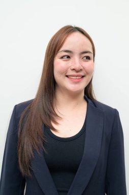 Beyaz arka planda genç bir Asyalı iş kadınının stüdyo portresi